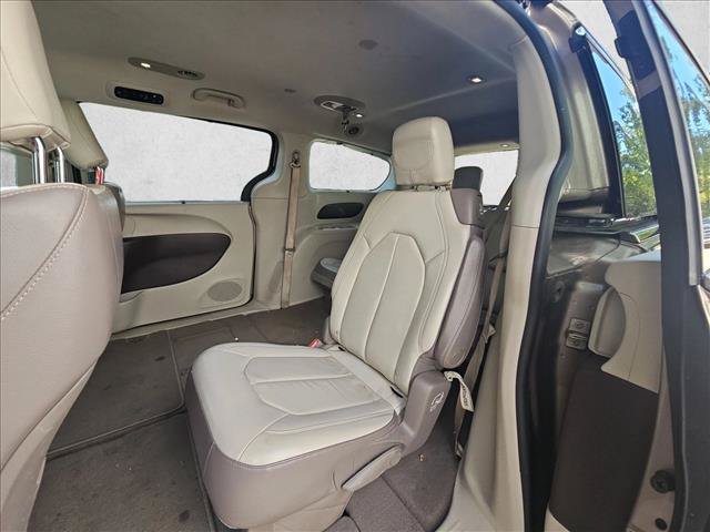Used 2017 Chrysler Pacifica Touring-L FWD image 11
