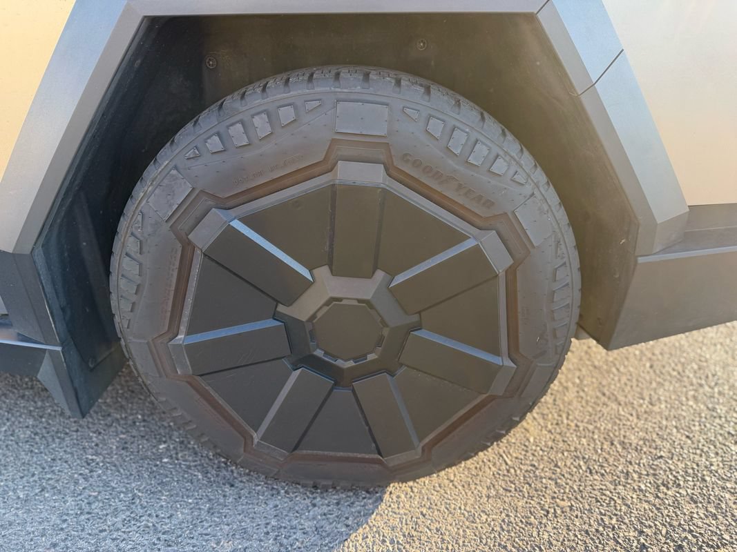 Used 2024 Tesla Cybertruck AWD Crew Cab image 36