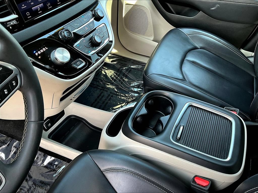 Used 2023 Chrysler Pacifica Touring-L FWD image 19