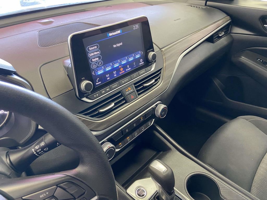 Used 2025 Nissan Altima 2.5 SV FWD image 21