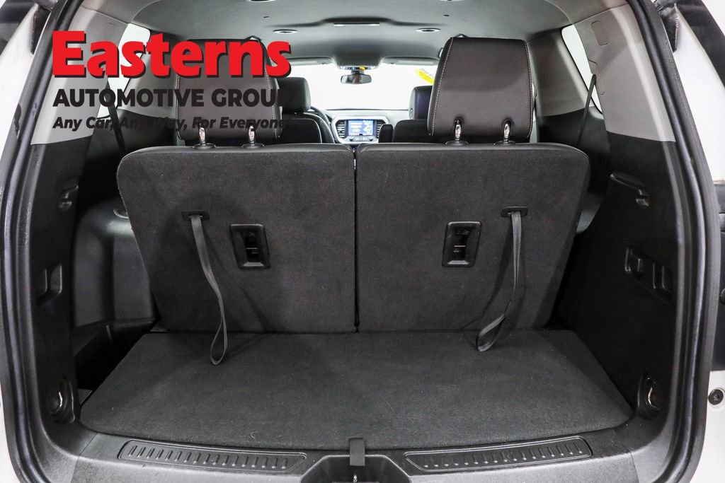 Used 2023 GMC Acadia SLT image 9