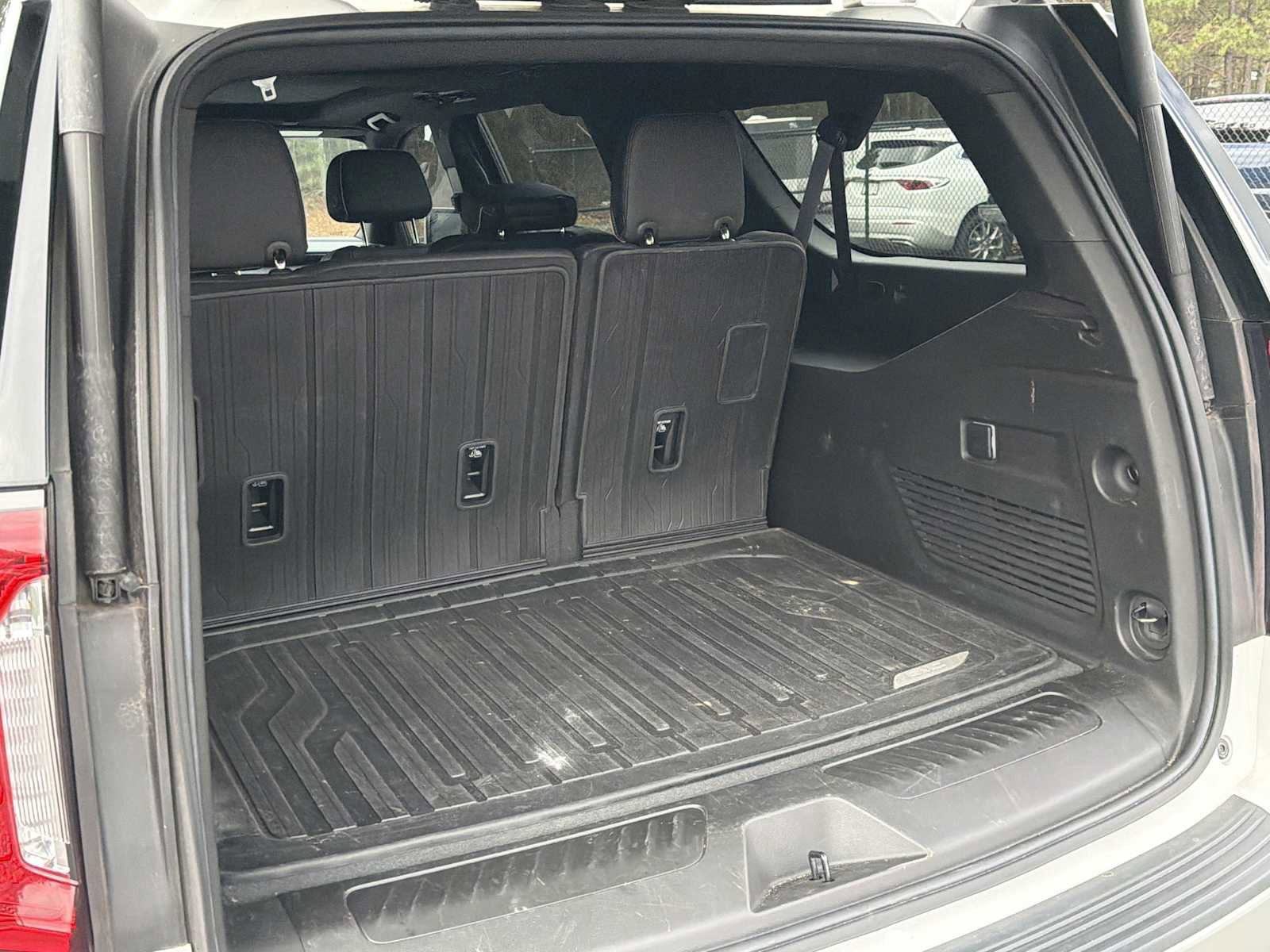 Used 2023 GMC Yukon XL SLT image 32