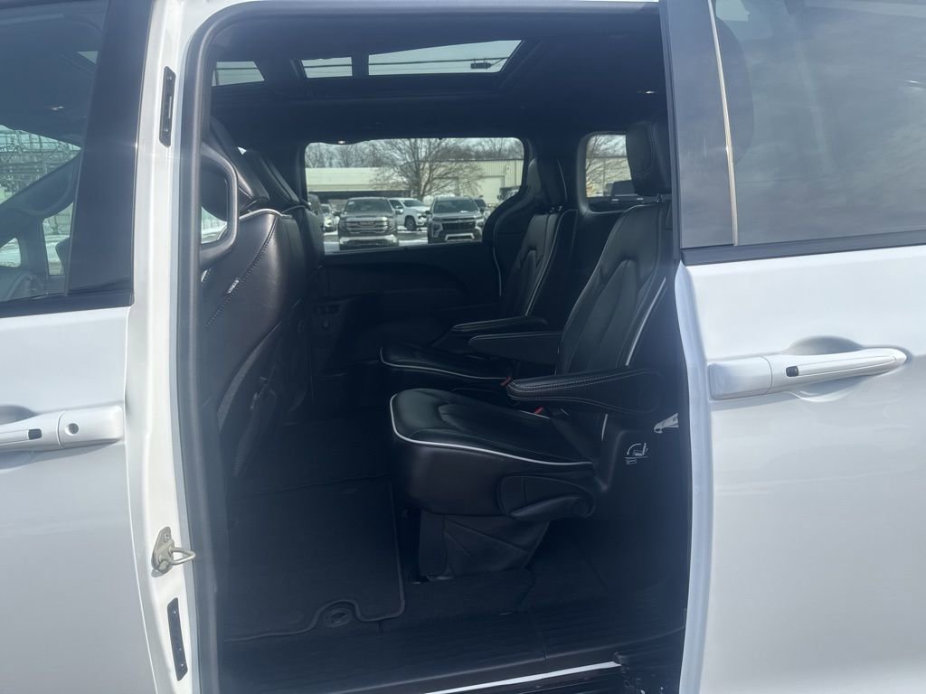 Used 2025 Chrysler Pacifica Limited FWD image 15
