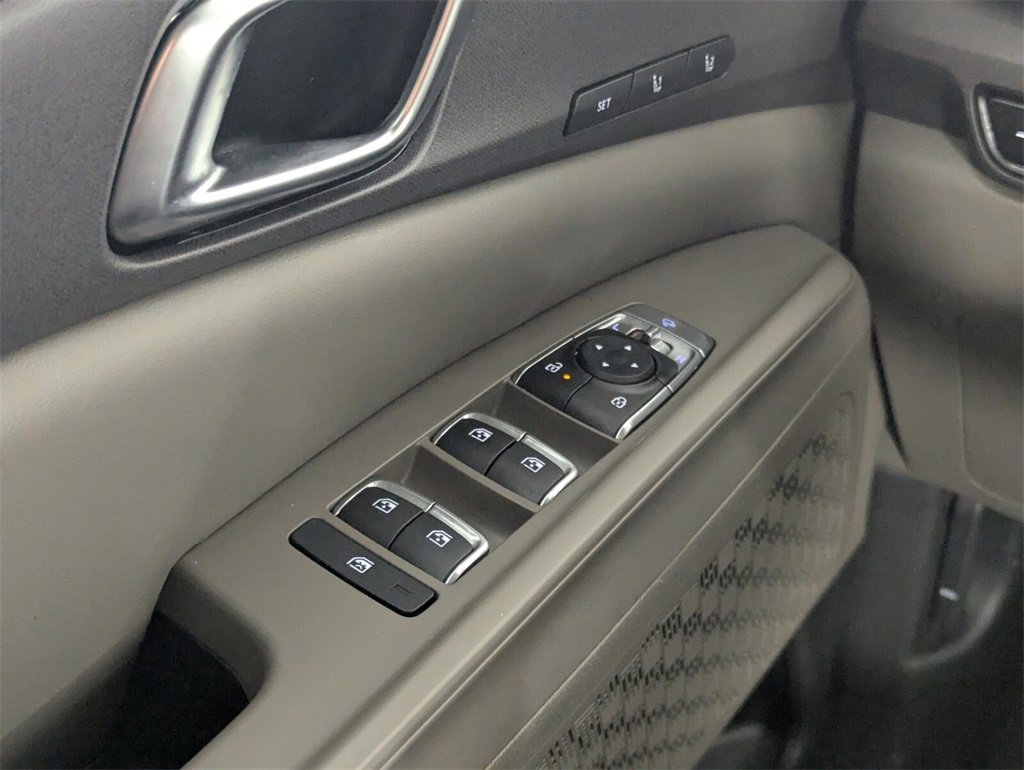 Used 2025 Kia Carnival EX image 15