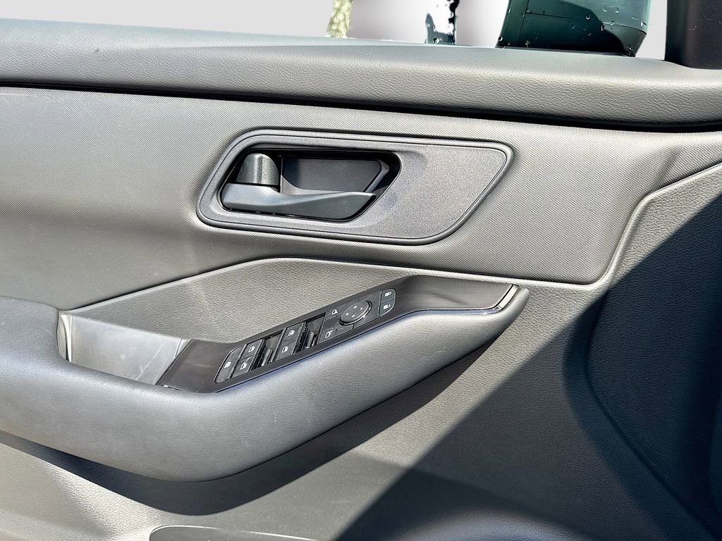 Used 2025 Nissan Rogue S image 18