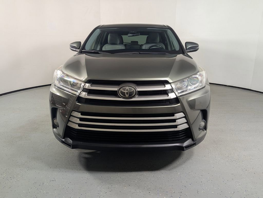 Used 2019 Toyota Highlander Plus FWD video 2