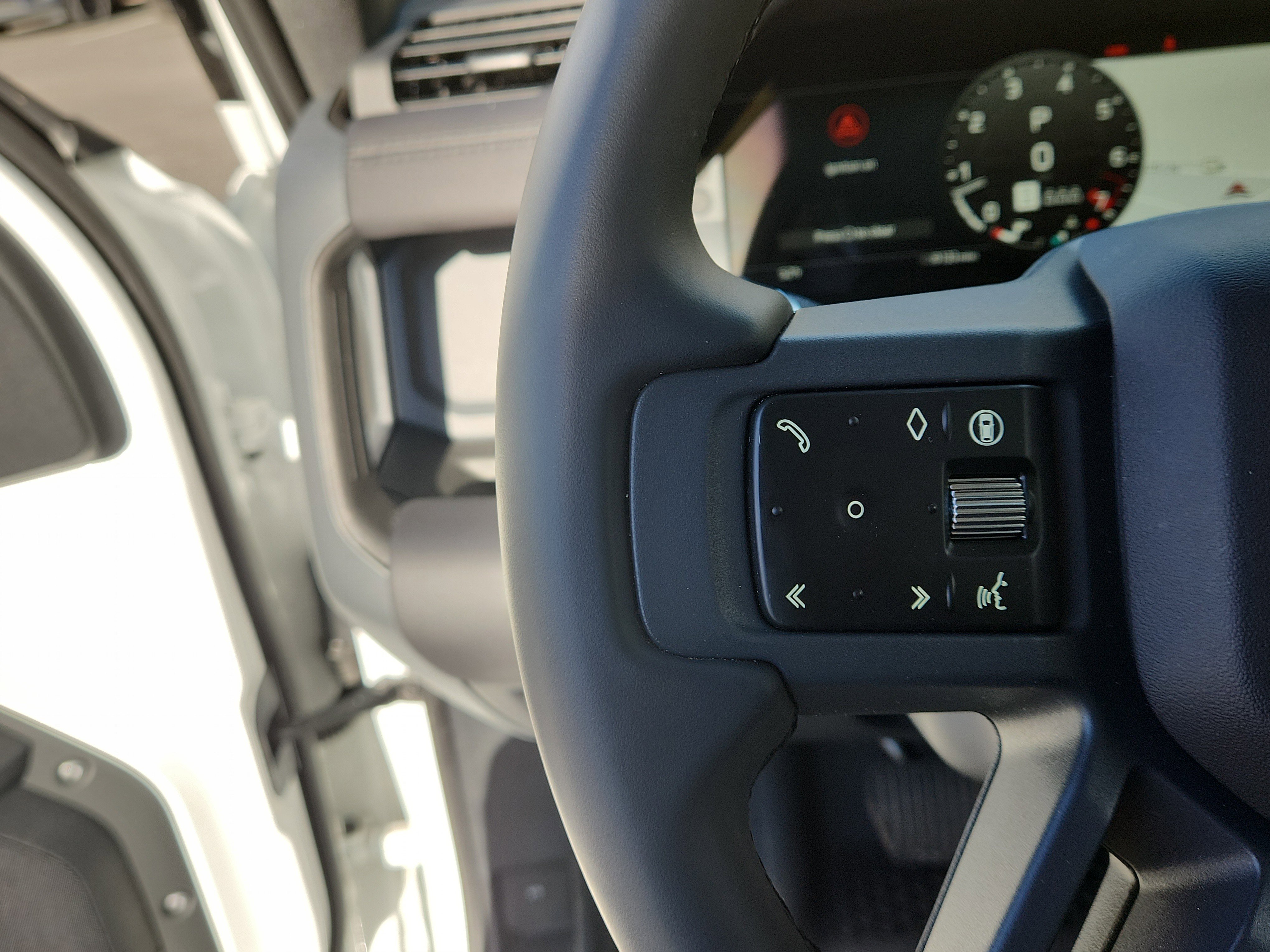 Used 2025 Land Rover Defender 90 S image 26