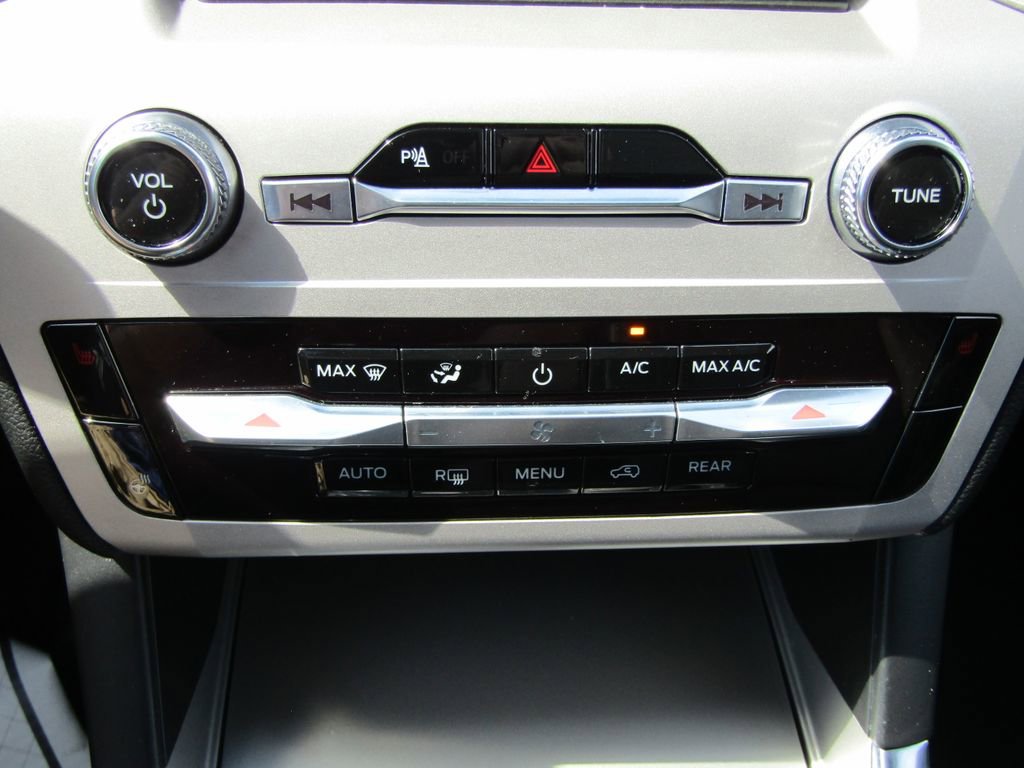 Used 2024 Ford Explorer XLT w/ Equipment Group 202A AWD/4WD image 29