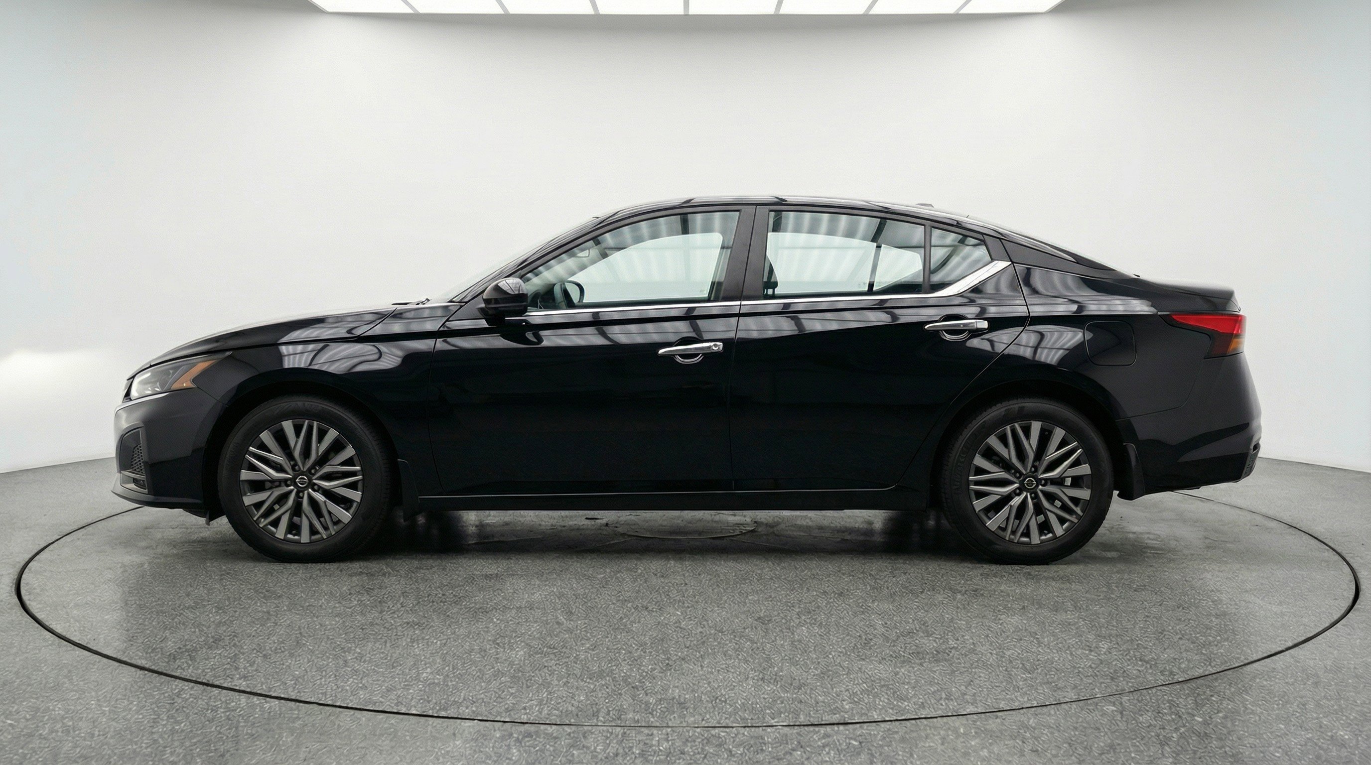 Used 2025 Nissan Altima 2.5 SV FWD image 5