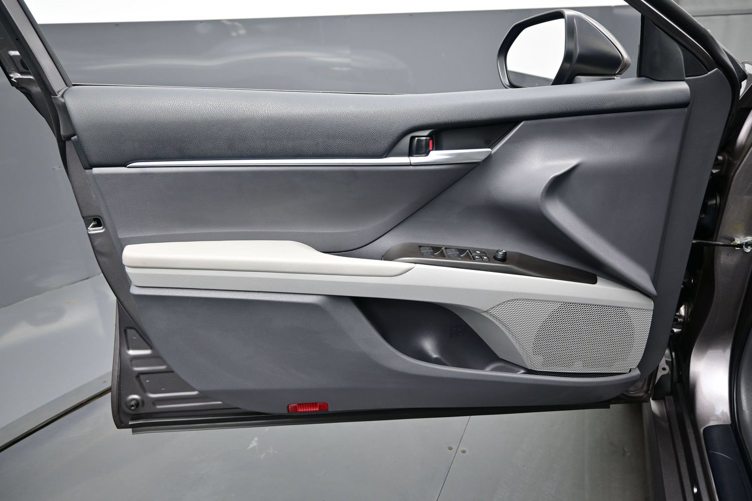 Used 2023 Toyota Camry SE FWD image 9