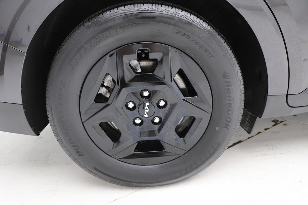 Used 2025 Kia Carnival FWD image 9