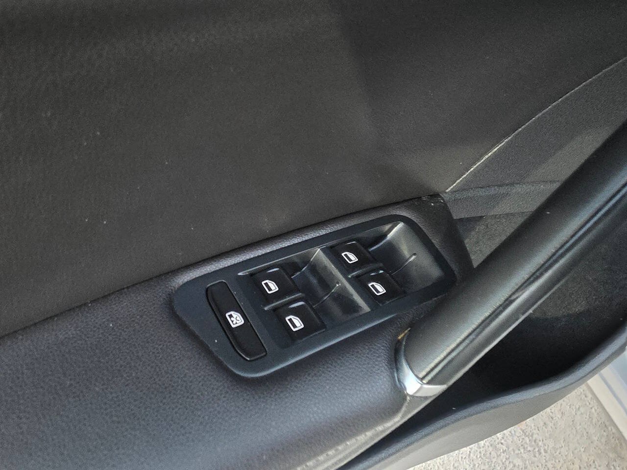 Used 2015 Volkswagen Golf S FWD image 16