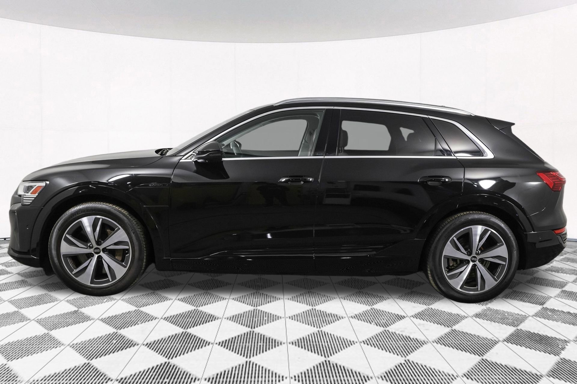 Used 2024 Audi Q8 e-tron Premium Plus w/ Premium Plus Package image 19