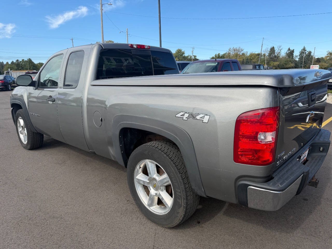 Used 2007 Chevrolet Silverado 1500 LT w/ 2LT Audio Package AWD/4WD image 3