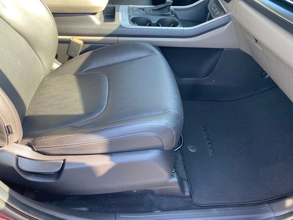 Used 2025 Kia Carnival FWD image 8