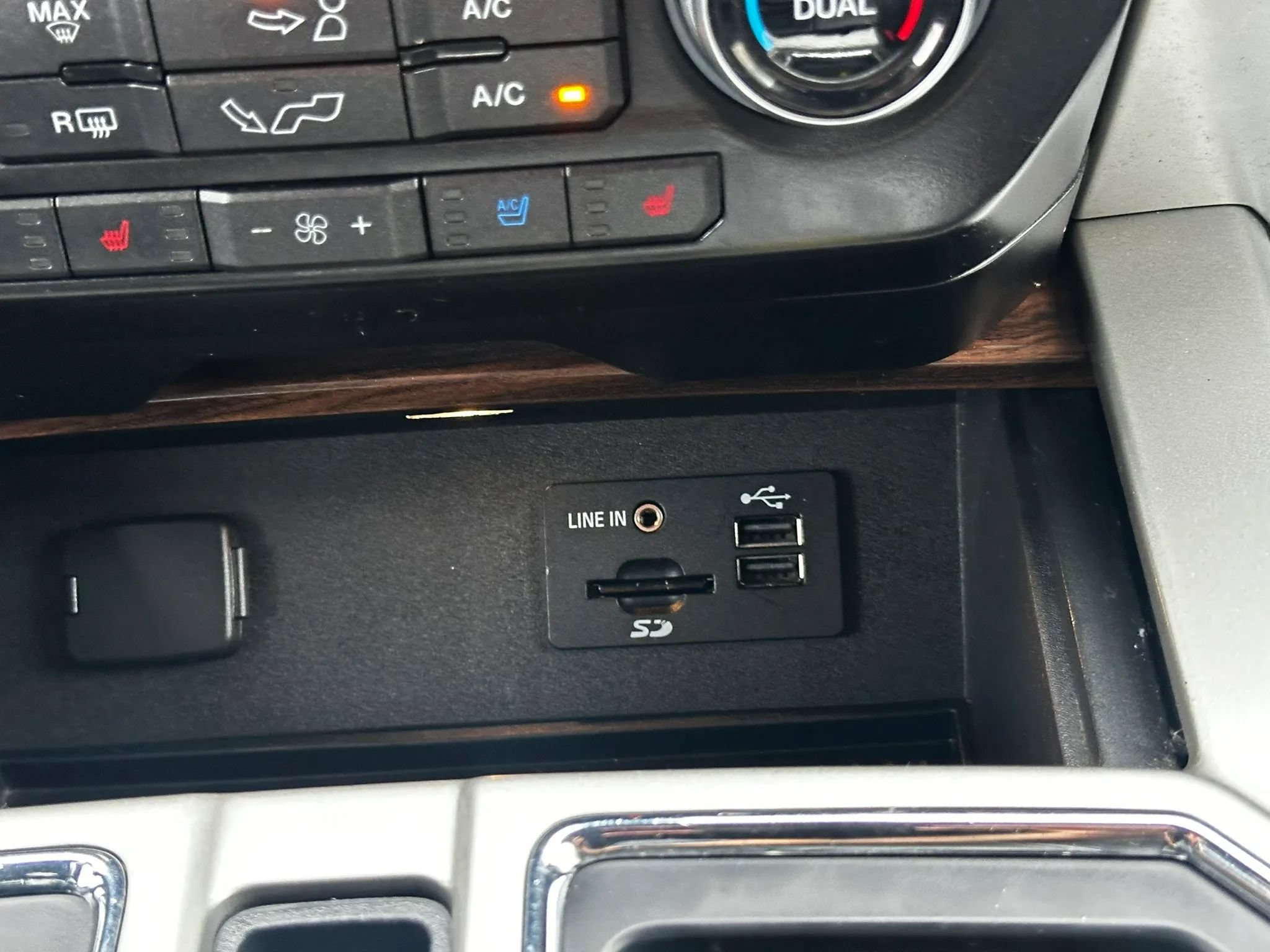 Used 2015 Ford F150 Lariat w/ Equipment Group 502A Luxury AWD/4WD image 27