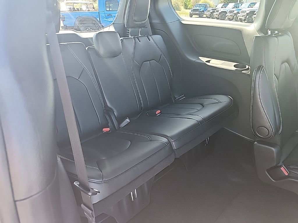 New 2026 Chrysler Pacifica Select image 32