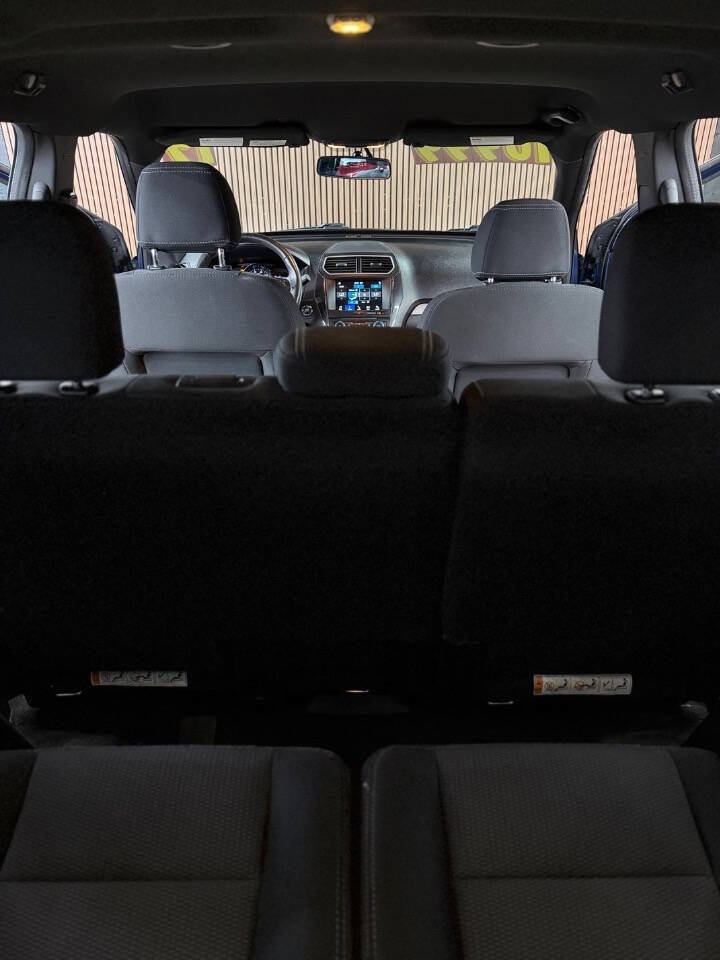 Used 2017 Ford Explorer XLT w/ Equipment Group 201A AWD/4WD image 9