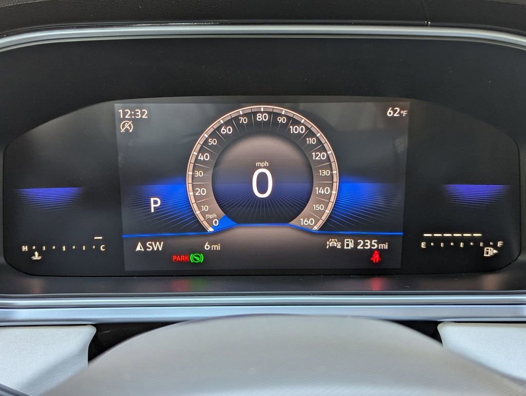 Used 2025 Volkswagen Taos SE w/ Panoramic Sunroof Package FWD image 10