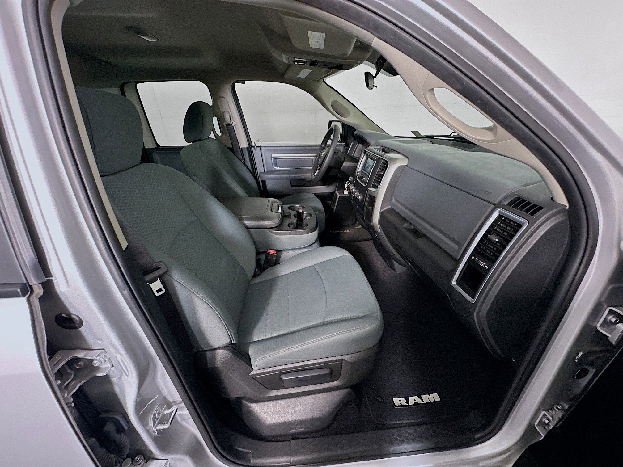 Used 2018 RAM 1500 Classic SLT image 30