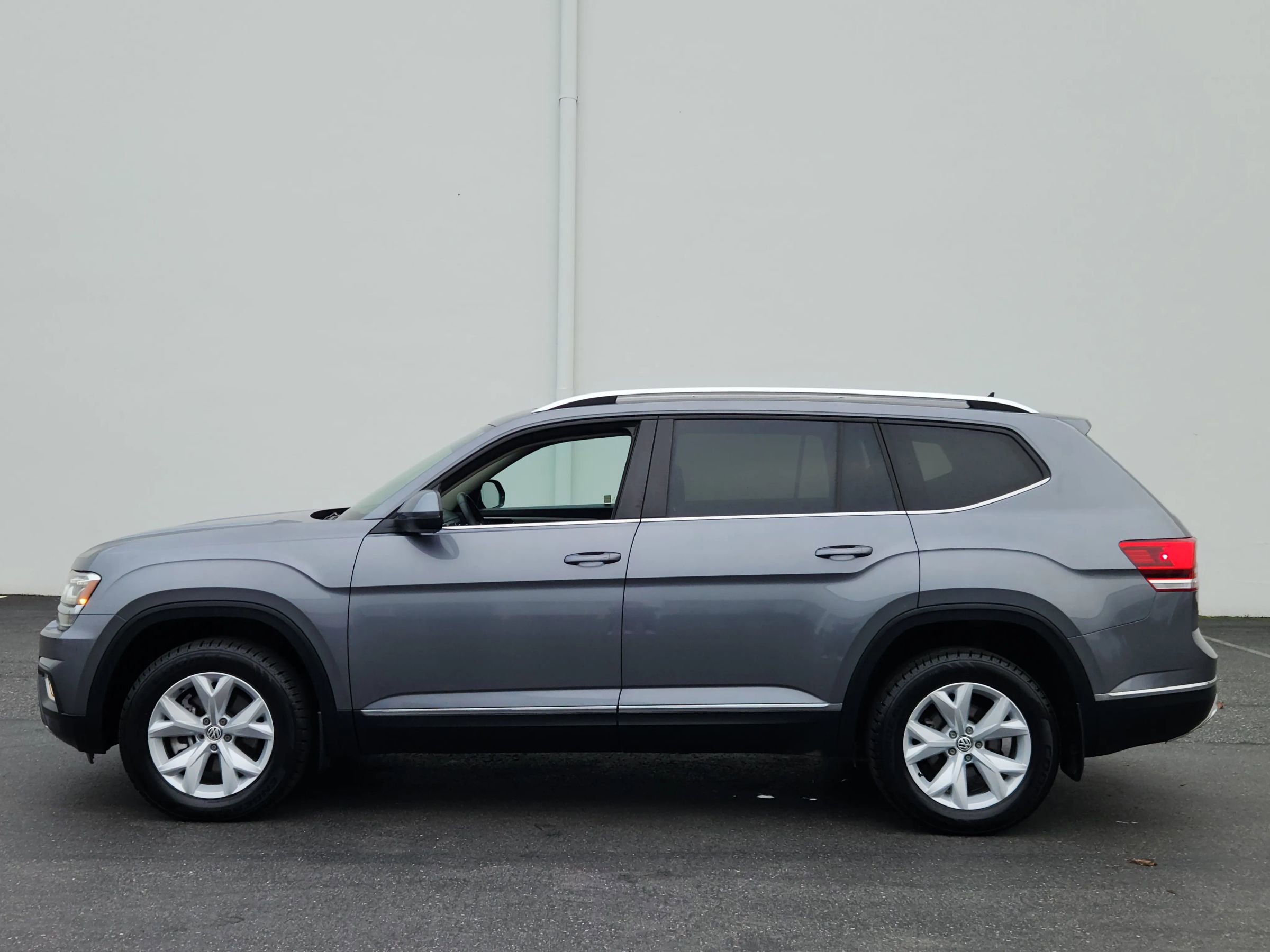 Used 2018 Volkswagen Atlas SEL AWD/4WD image 2