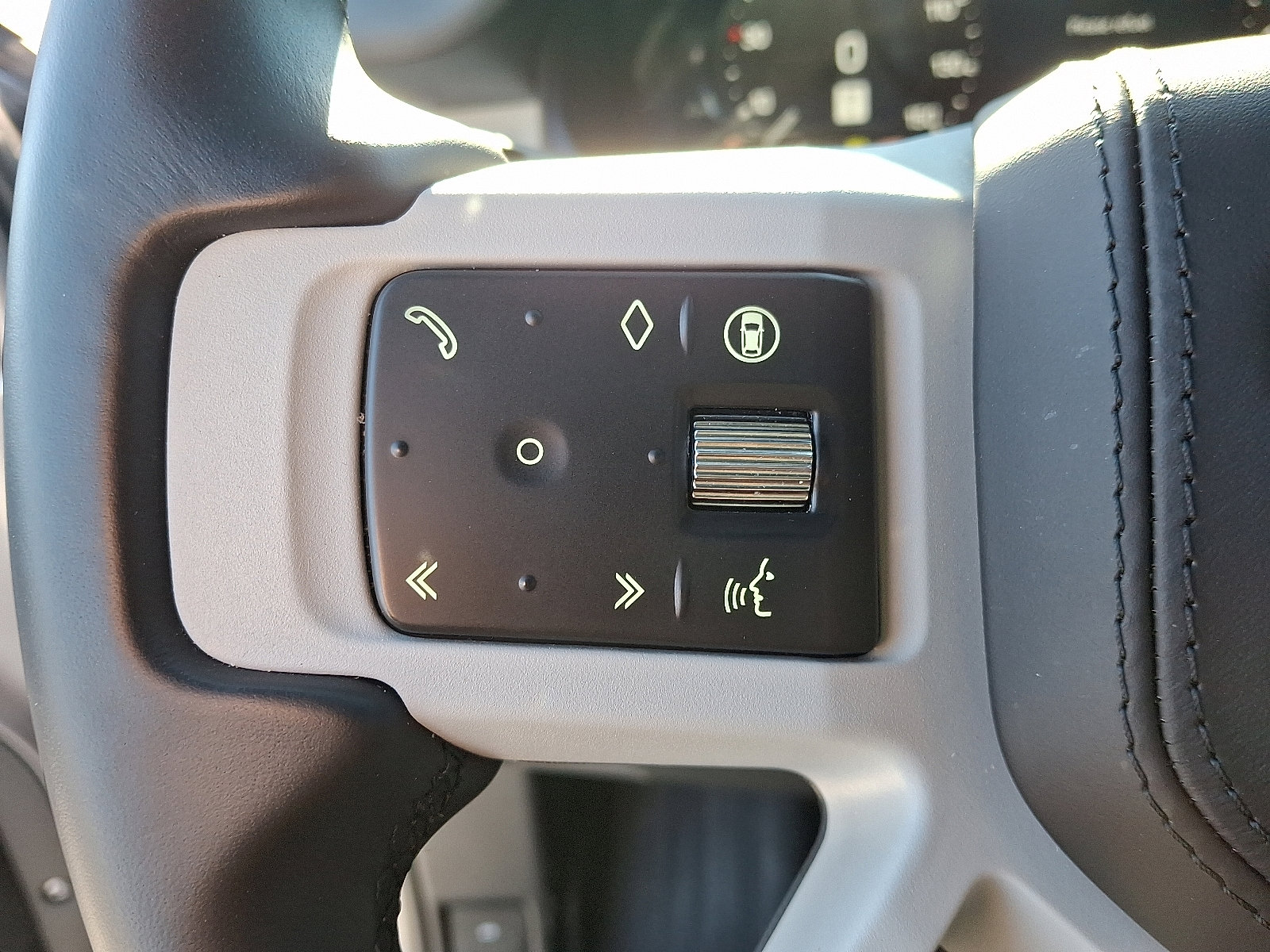 Used 2024 Land Rover Defender 110 X-Dynamic SE image 21