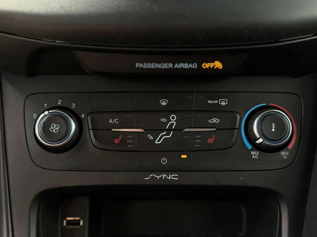 Used 2018 Ford Focus SE w/ Cold Weather Package FWD image 22