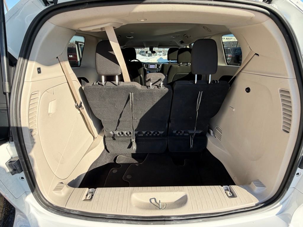 Used 2022 Chrysler Voyager LX image 36