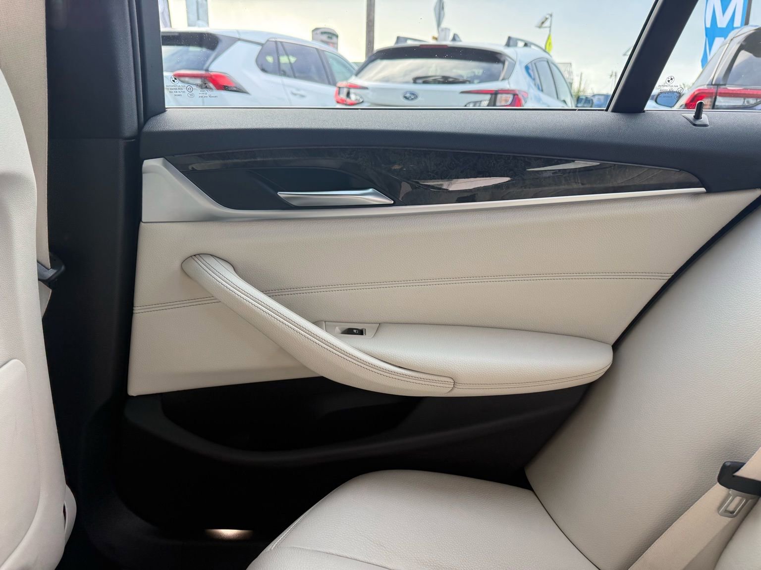 Used 2023 BMW 530e w/ Convenience Package image 30