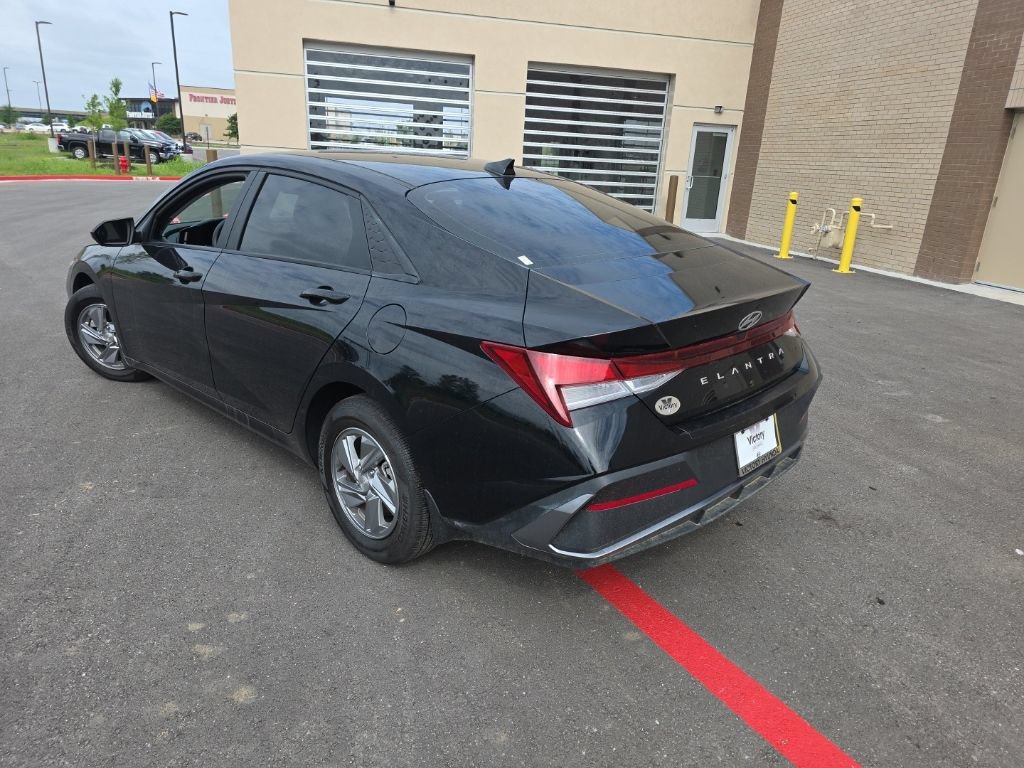 Used 2024 Hyundai Elantra SE FWD image 7
