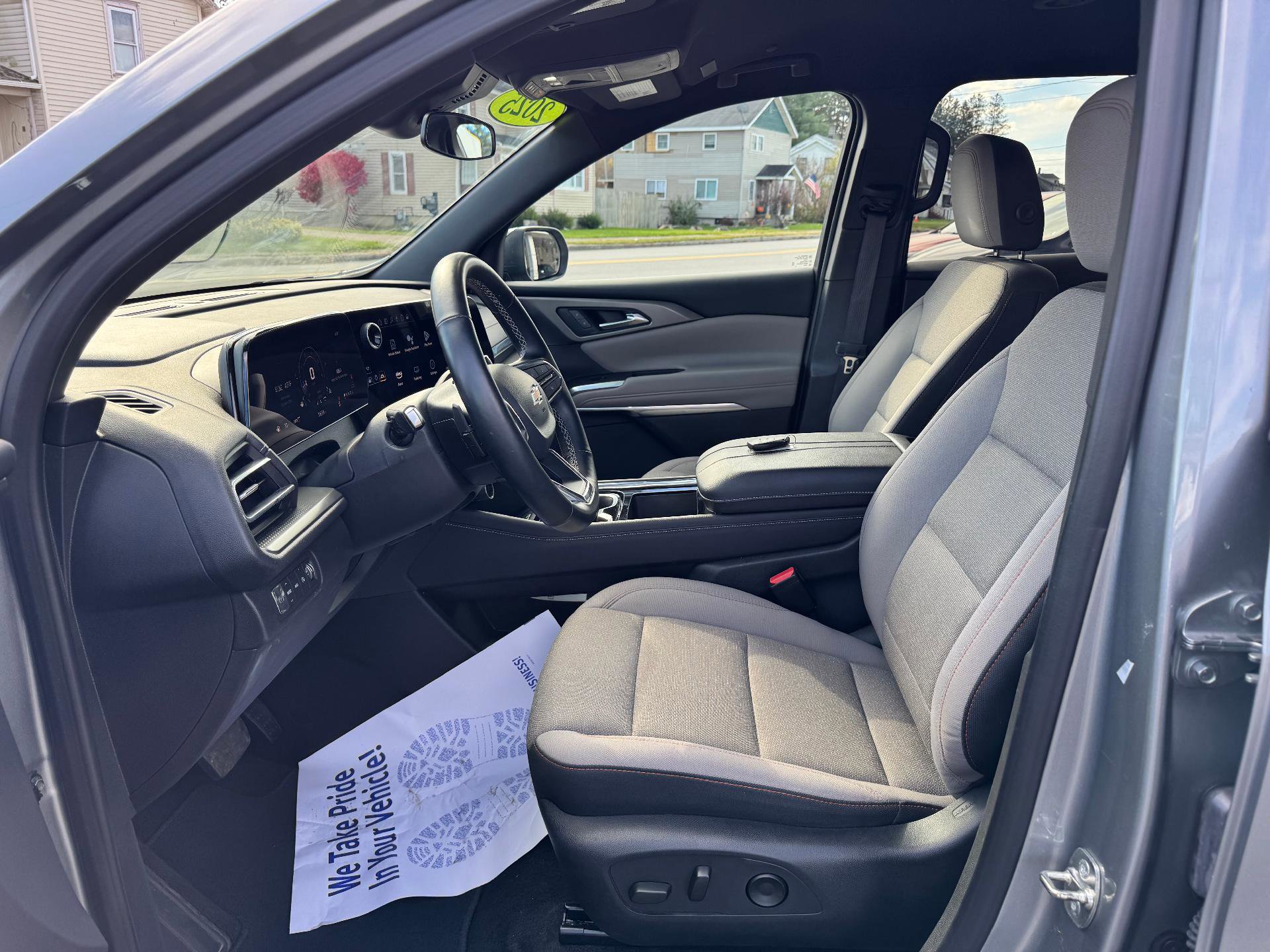 Used 2025 Chevrolet Traverse LT image 21