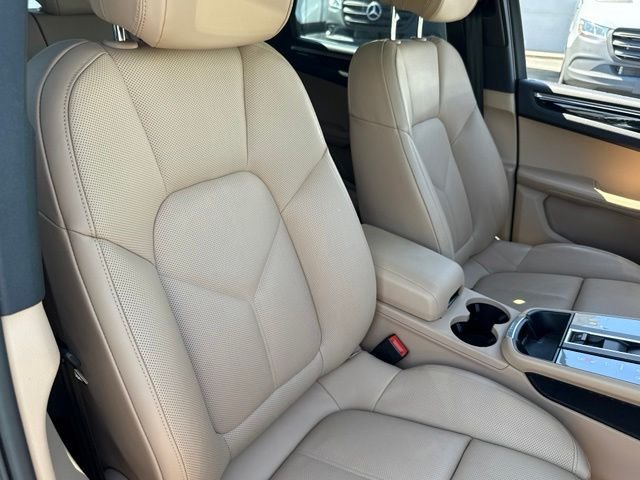 Used 2025 Porsche Macan AWD/4WD image 19