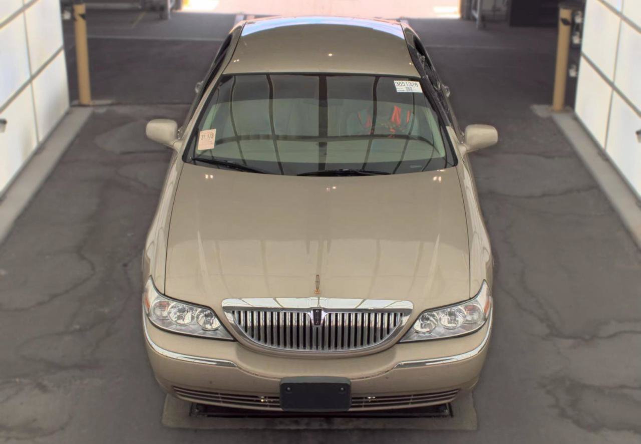 Used 2004 Lincoln Town Car Signature RWD image 2
