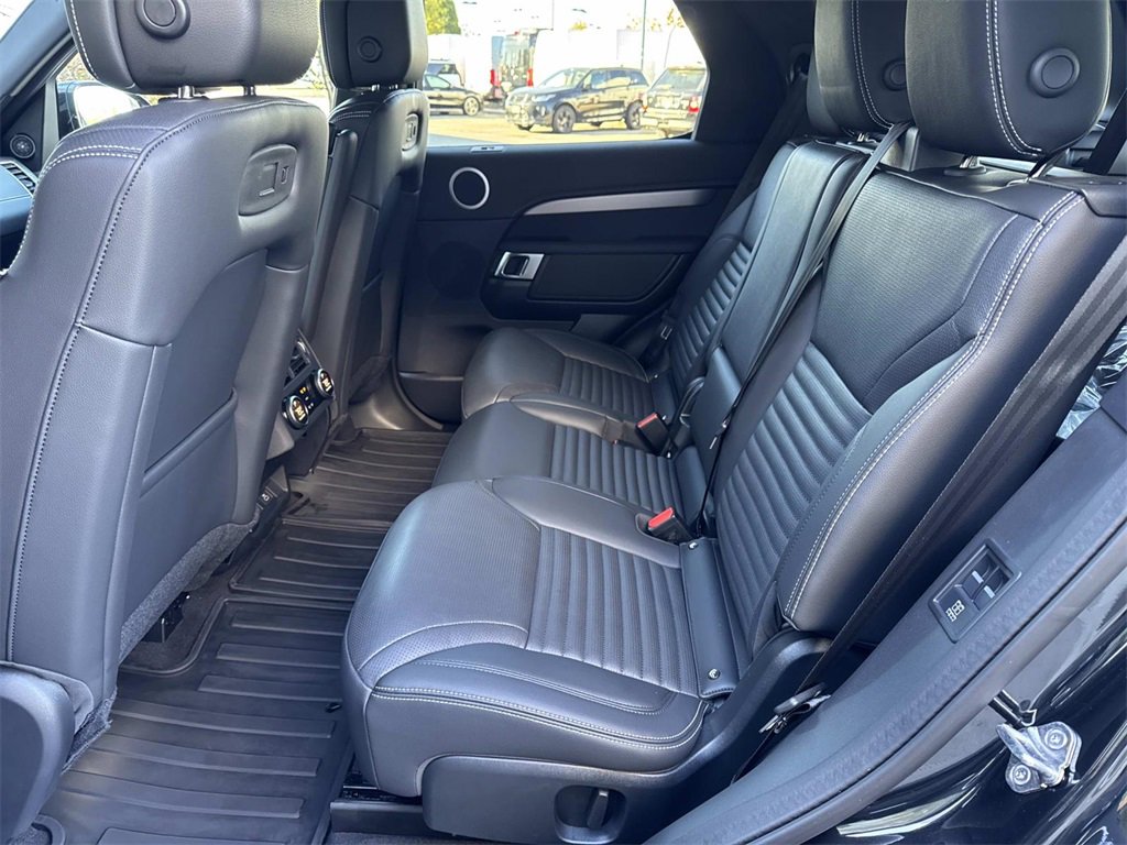 Used 2025 Land Rover Discovery Dynamic SE image 12