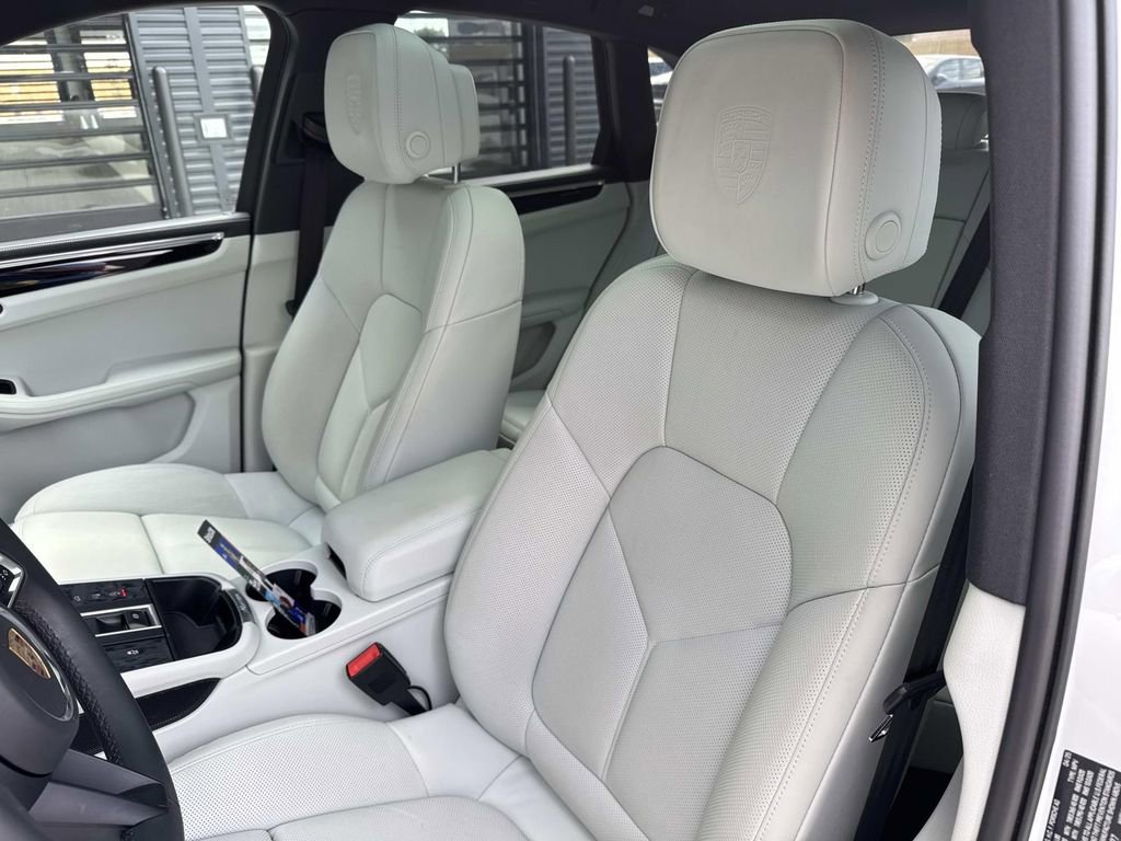 Certified 2025 Porsche Macan image 5