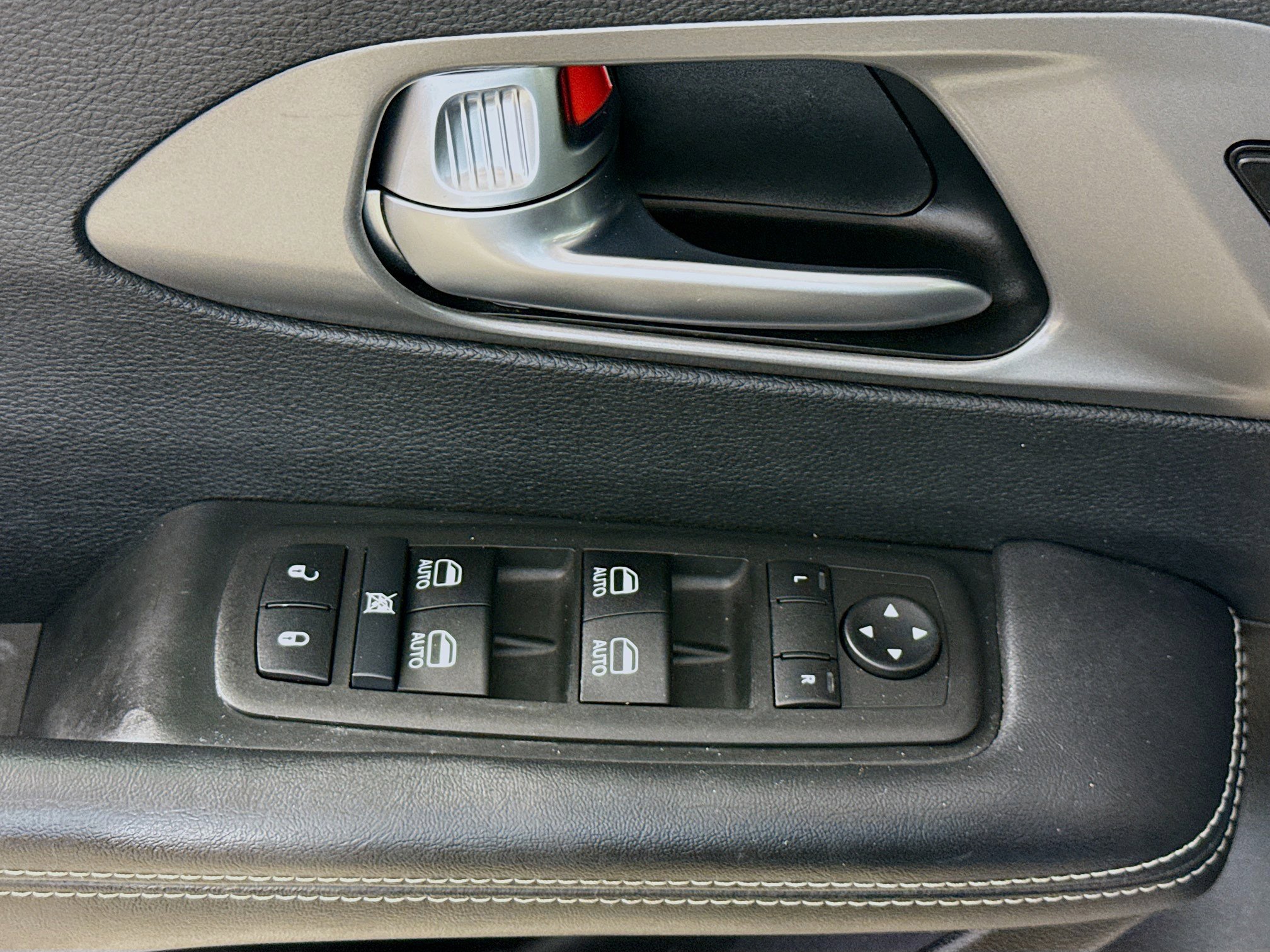 Used 2025 Chrysler Pacifica Select image 20