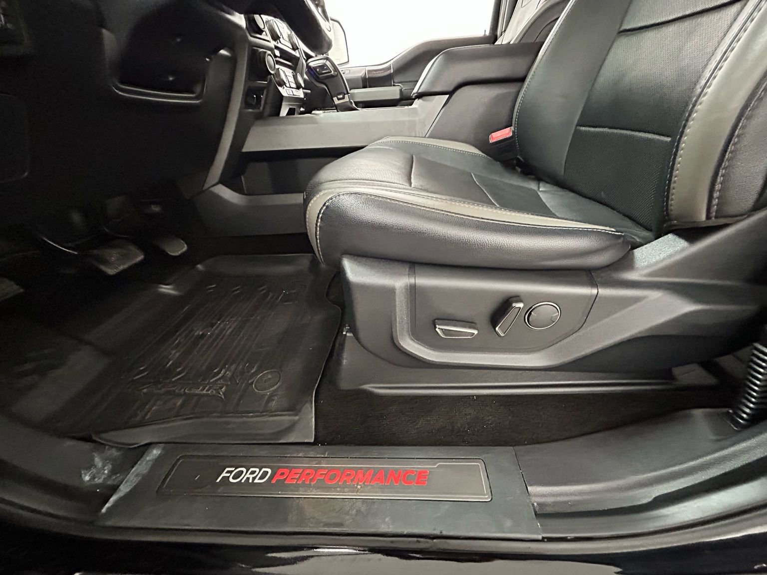 Used 2018 Ford F150 Raptor w/ Equipment Group 802A Luxury image 31
