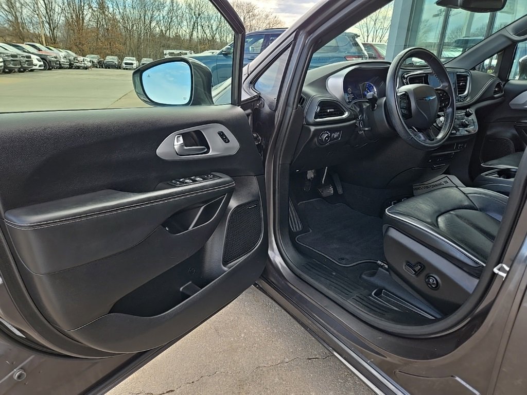 Used 2020 Chrysler Pacifica Limited w/ Advanced Safetytec Group image 30