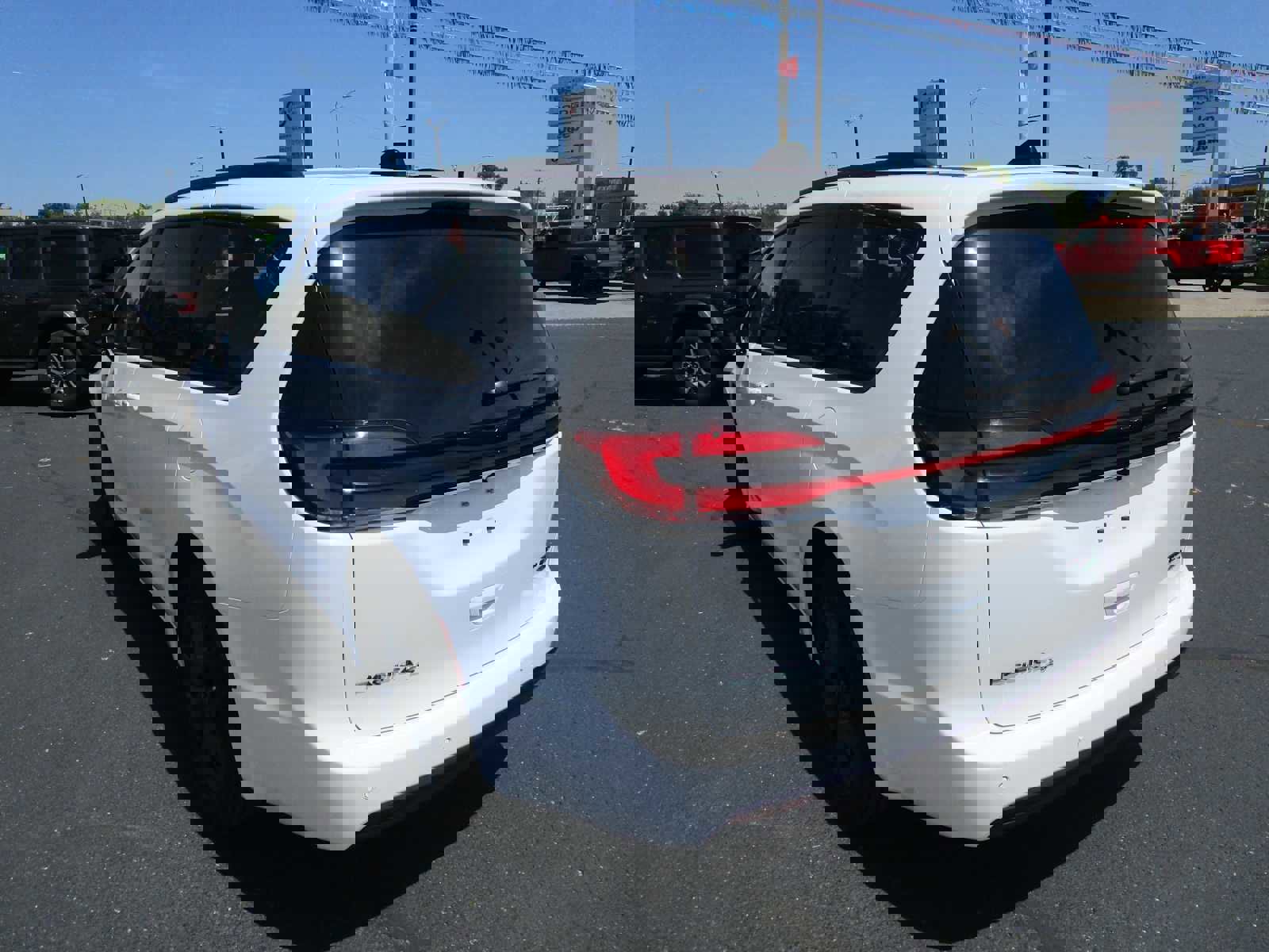 New 2026 Chrysler Pacifica Limited w/ Uconnect Theater Family Group image 7