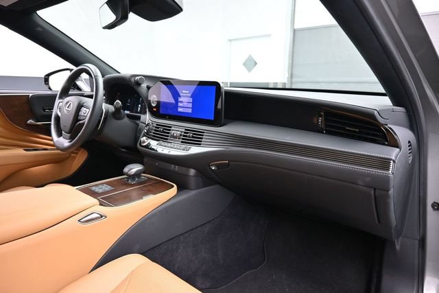 Used 2025 Lexus LS 500 w/ Accessory Package (Z1) RWD image 18
