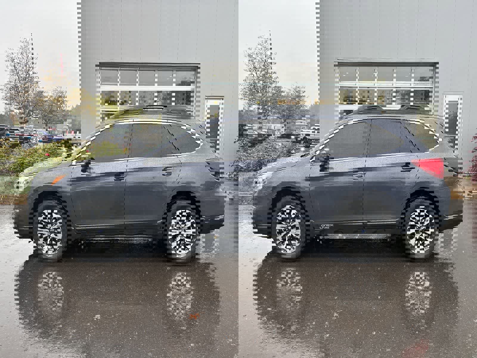 Used 2017 Subaru Outback 2.5i Limited AWD/4WD image 2