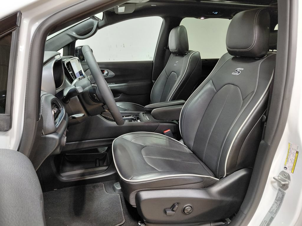New 2026 Chrysler Pacifica Limited w/ S Appearance Package AWD/4WD image 4