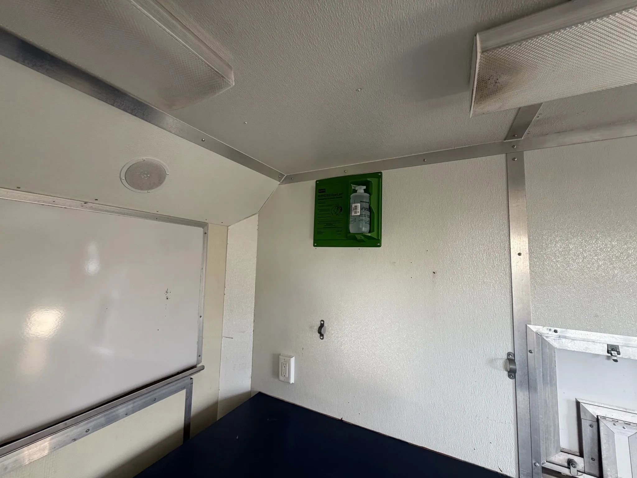 Used 2002 Chevrolet Express 3500 w/ Appearance Pkg image 9