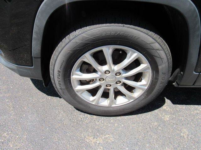Used 2019 Jeep Cherokee Latitude w/ Popular Appearance Group AWD/4WD image 6