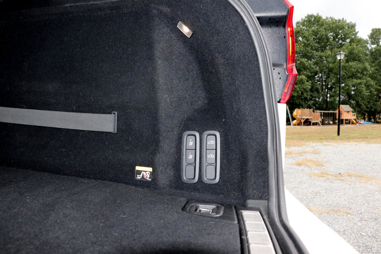 Used 2018 Volvo XC60 T8 R-Design w/ Convenience Package image 9