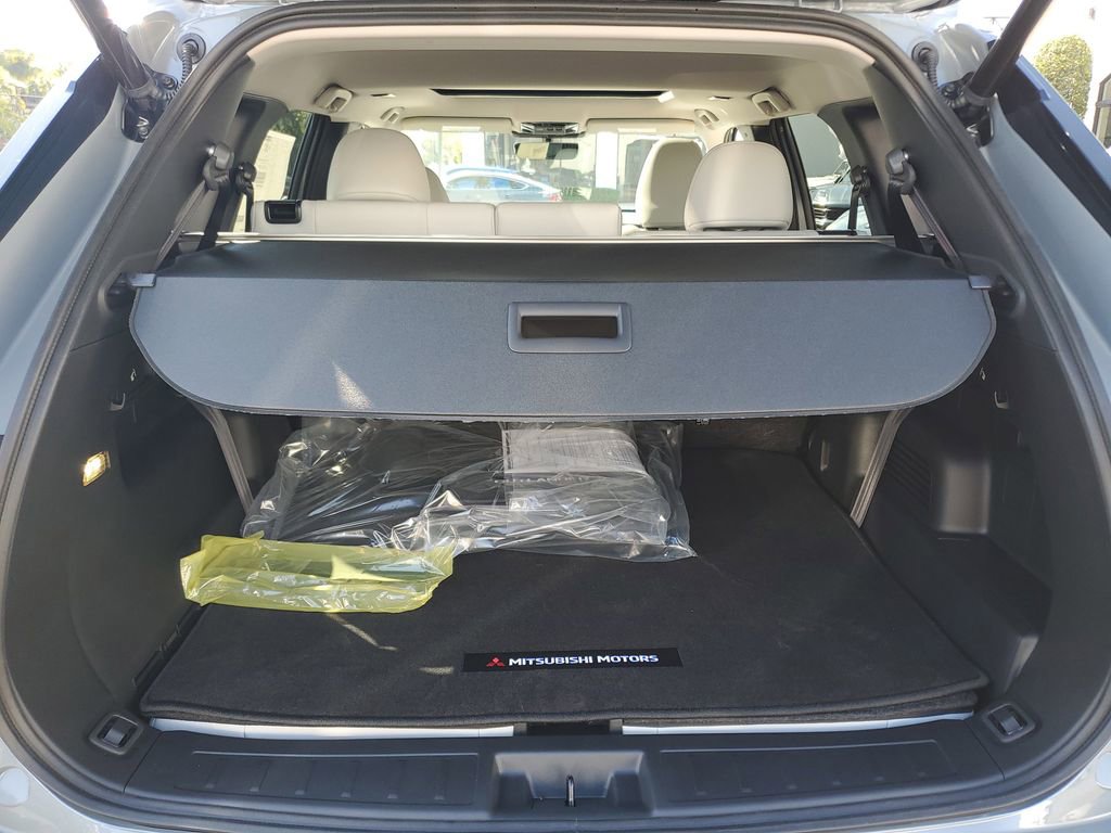 New 2026 Mitsubishi Outlander SE image 10