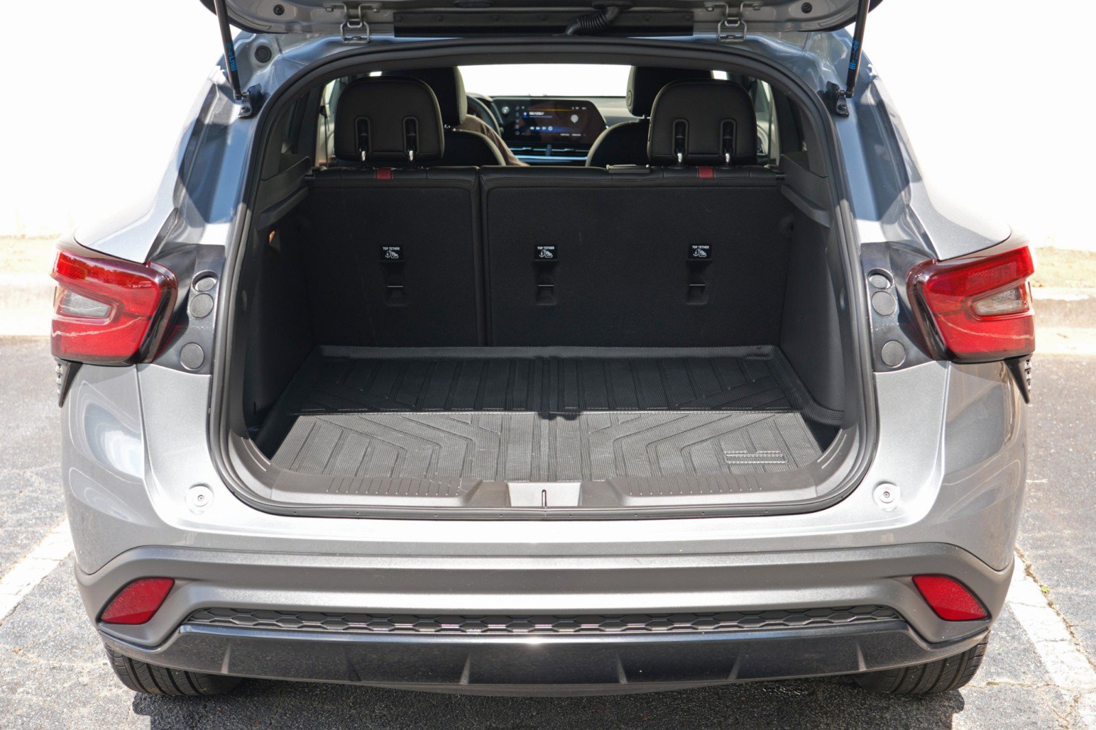 Used 2025 Chevrolet Trax RS FWD image 8