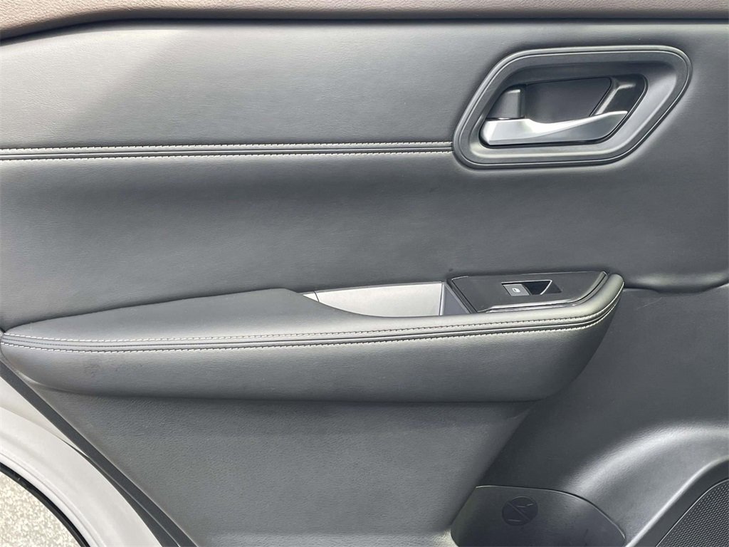 Used 2023 Nissan Rogue SV w/ SV Premium B Package image 11