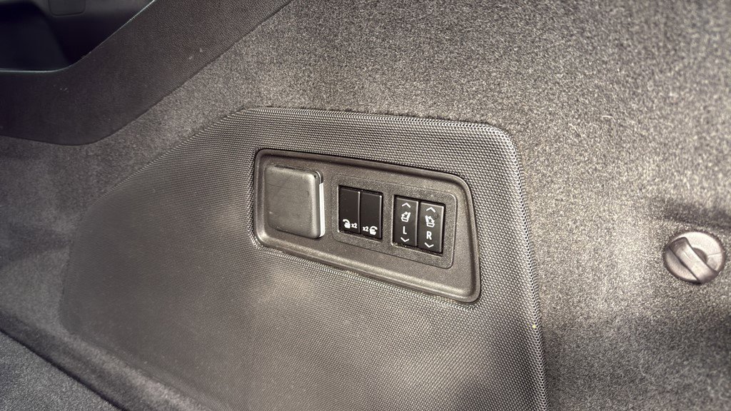 Certified 2022 Cadillac Escalade ESV Premium Luxury Platinum image 18