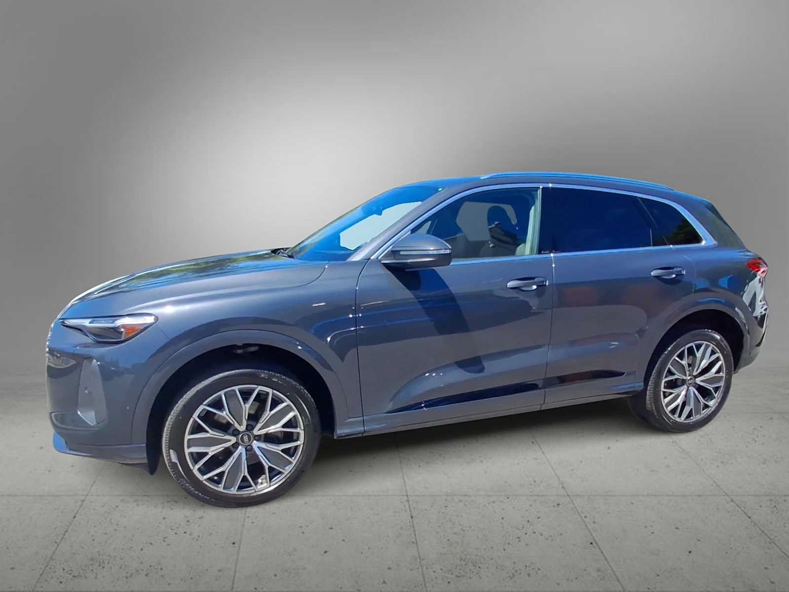 Used 2025 Audi Q5 Premium Plus w/ Premium Plus AWD/4WD image 4